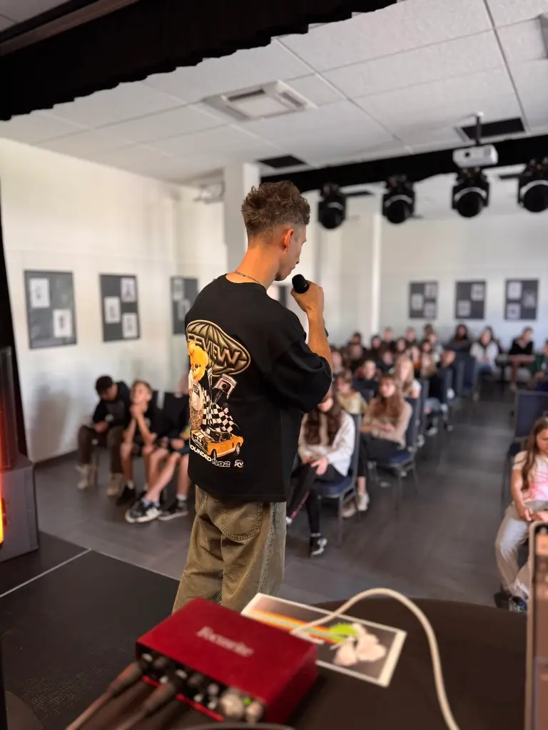 Marek Neumann Emenzino profilaktyka przez hip-hop Suwałki Profilaktyka uzależnień dla szkół | Profilaktyka przez HIP-HOP